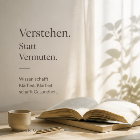 Offene Buchseite neben einer Kaffeetasse, mit leichtem Licht und Pflanzen im Hintergrund.