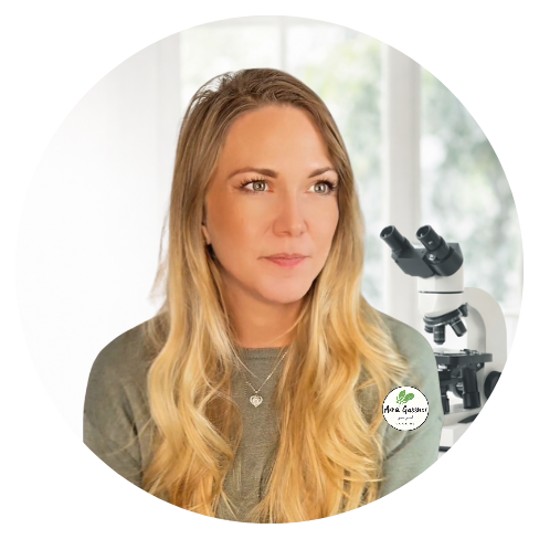 Anna Gassner - Klar gesund sitzt vor einem Mikroskop in ruhiger Umgebung.