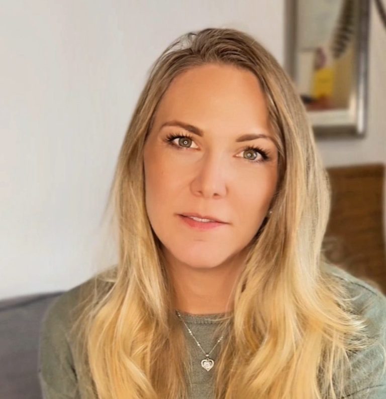 Anna Gassner von Klar gesund lächelt freundlich in die Kamera.