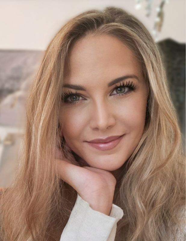 Portrait von Anna Gassner - Klar gesund, die in die Kamera lächelt.