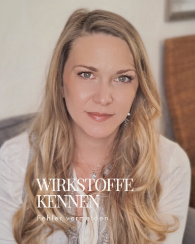 Frau mit langen, blonden Haaren, neutraler Ausdruck, trägt eine hellblaue Bluse.