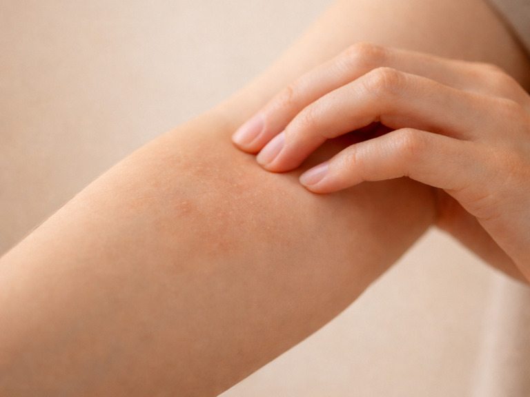 Nahaufnahme einer Wange mit sichtbar roter Haut. Die Haut wirkt trocken und ebenmäßig.