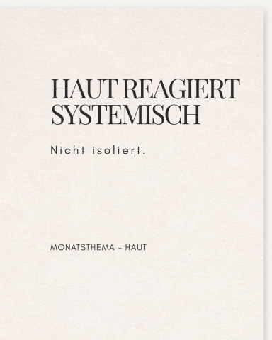 Text auf hellem Hintergrund: "HAUT REAGIERT SYSTEMISCH, Nicht isoliert. MONATSTHEMA - HAUT."