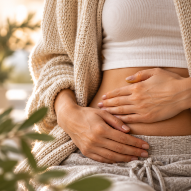 1. Erkennen Hände liegen auf dem Bauch als Symbol für das Wahrnehmen körperlicher Veränderungen.