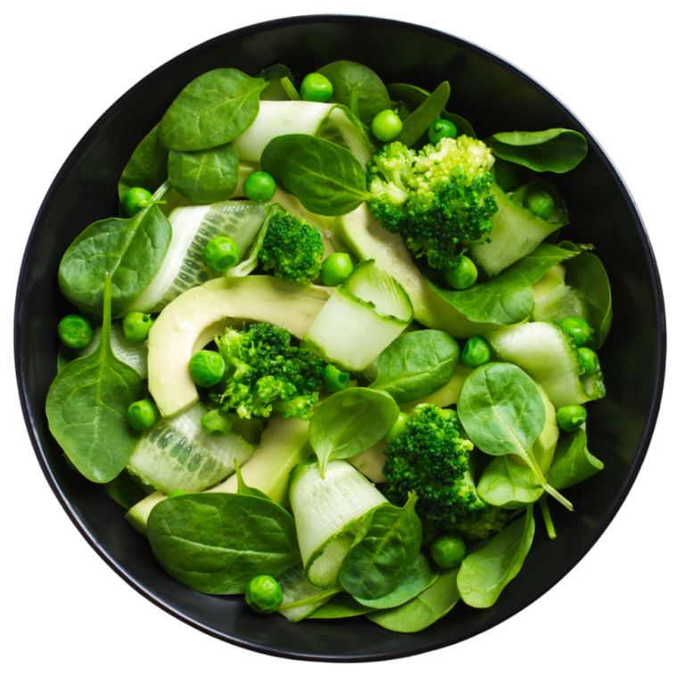 Grüne Salatmischung mit Brokkoli, Erbsen, Spinat und Gurkenscheiben.