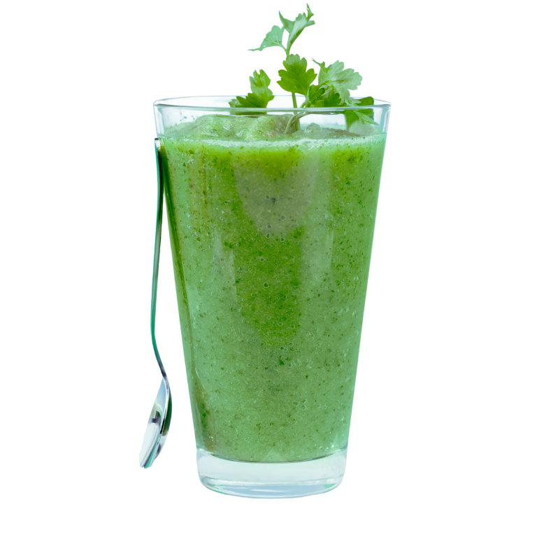 Grüner Smoothie in hohem Glas, garniert mit frischem Koriander.