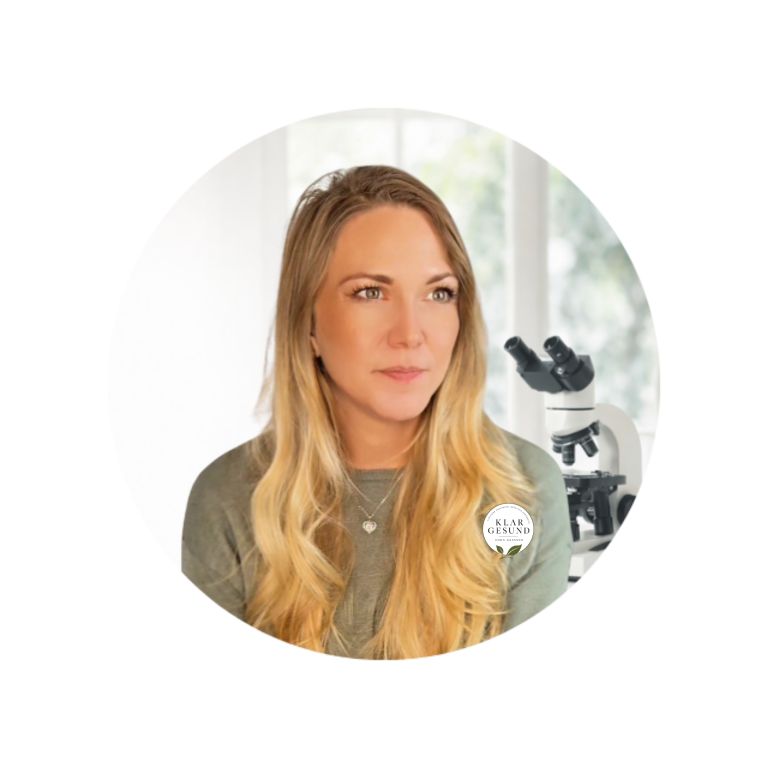 Anna Gassner - Klar gesund sitzt vor einem Mikroskop in ruhiger Umgebung.