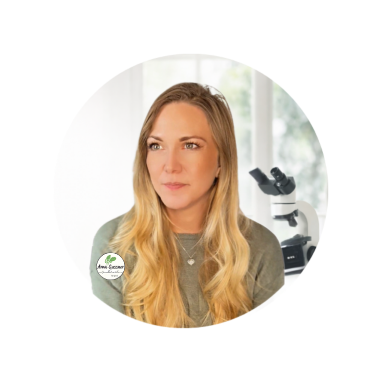 Frau mit langen Haaren in einem Raum mit Mikroskop im Hintergrund.