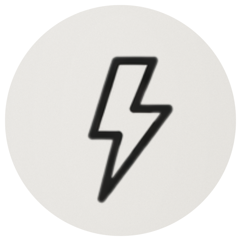 Schwarzes Blitzsymbol auf hellem Hintergrund.
