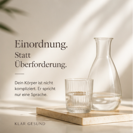 Glas und Karaffe mit Lichtwurf, Text über Körper und Gesundheit im sanften Farbton.