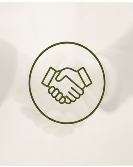 Zwei Hände, die sich im Rahmen eines Handschlags treffen, Symbol für Zusammenarbeit.