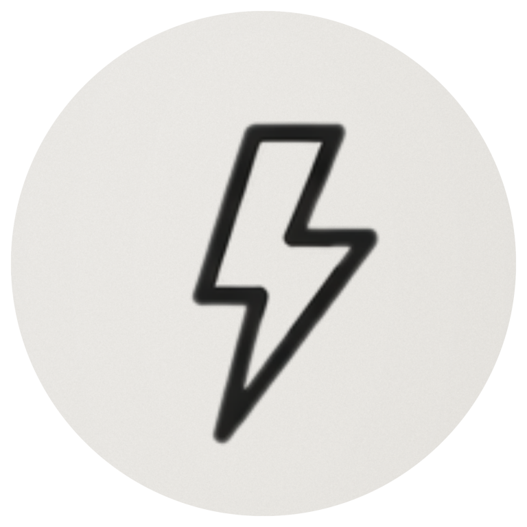 Schwarzes Blitzsymbol auf hellem Hintergrund.