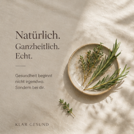Kräuter in einer Schüssel, daneben der Text über Natürlichkeit und Gesundheit.