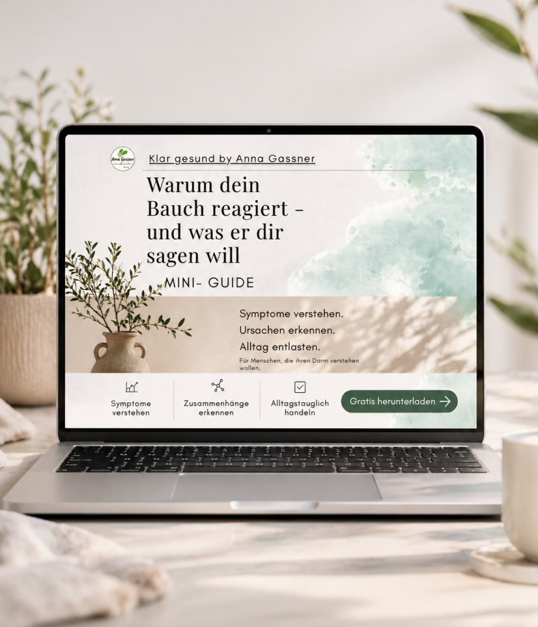 Laptop-Bildschirm mit Website über Buchreaktionen und Pflanzenpflege.