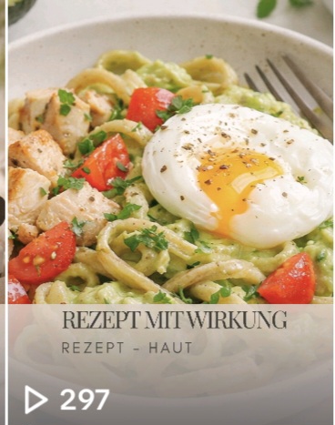 Pasta mit Hähnchen, Spinat, Tomaten und einem pochierten Ei.