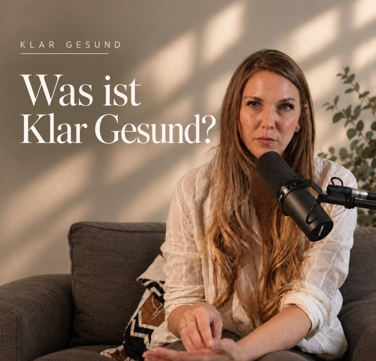 Anna Gassner von Klar gesund trägt eine Schürze in einer modernen Küche und lächelt.
