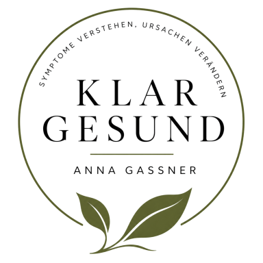 Klar gesund Logo von "Klar Gesund" mit dem Namen Anna Gassnner und Pflanzenmotiven.