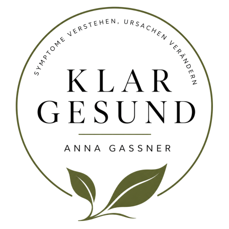 Logo von "Klar Gesund" mit dem Namen Anna Gassnner und Pflanzenmotiven.